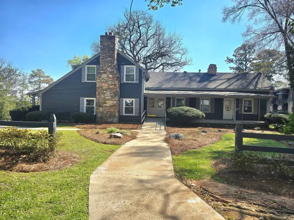 Chateau Montagne Apartments