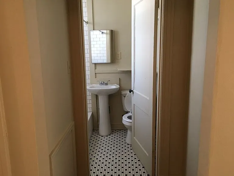 1304 Court Ave — Photo 6