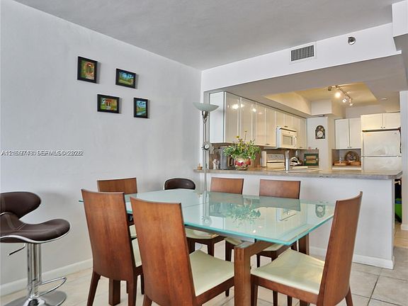 4th image of 555 NE 15th St APT 10G