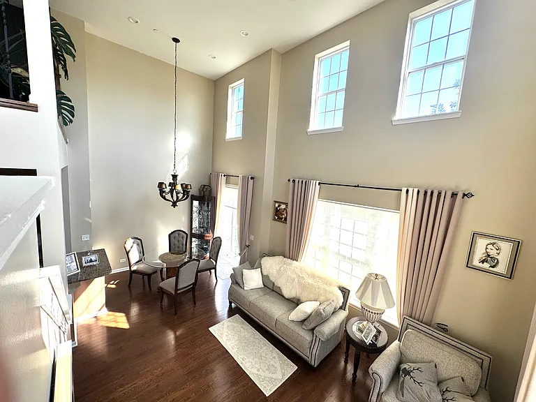 11 E Willow Rd — Photo 3