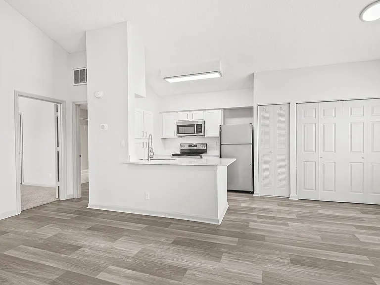 Summerlake Apartments — Photo 18