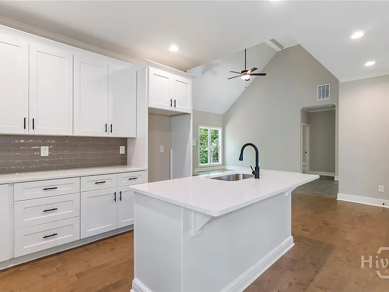 380 Ansley Dr — Photo 9