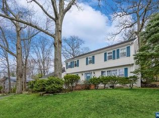 555 Nordhoff Dr, Leonia, NJ 07605