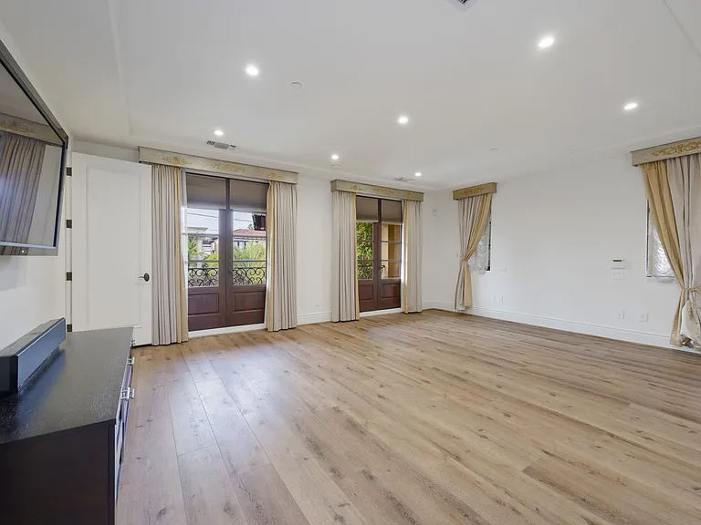 305 N Palm Dr — Photo 18