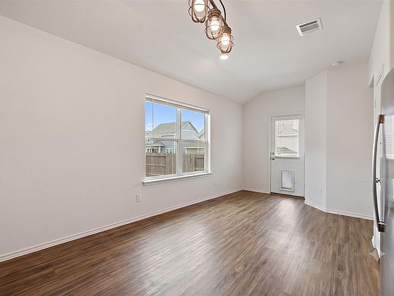 5th image of 117 Wind Flower Ln