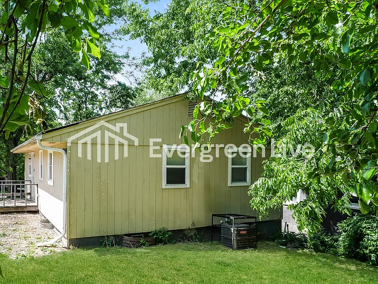 1124 E 84th Ter — Photo 15