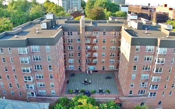 2nd image of 50 Fort Pl APT A2d