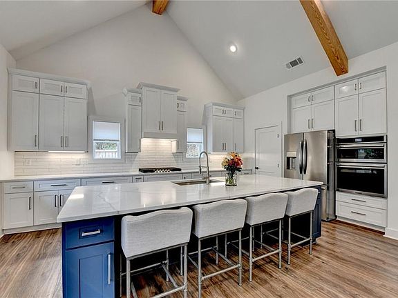 3rd image of 612 Walker Ct