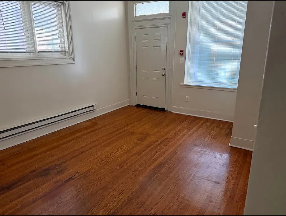 2 bed, 1000 sqft, $1,300 — Photo 2