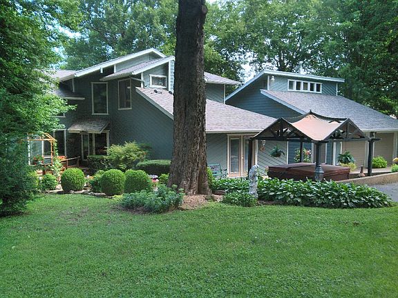 View of entry to left.