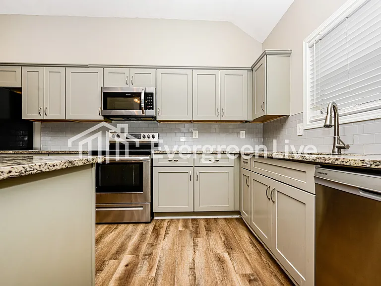 780 Freeman Dr — Photo 5