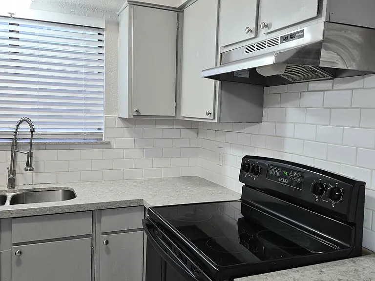 406 Matt Ln — Photo 3