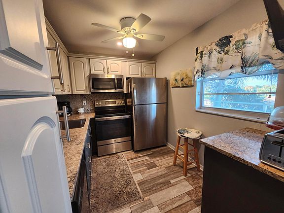 5th image of 300 NE 26th Avenue #305