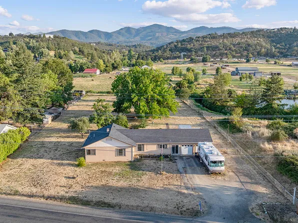 1497 S Stage Rd, Medford, OR 97501