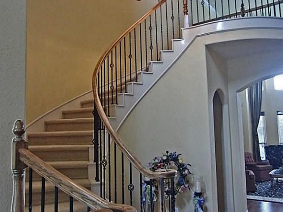  Dramatic Sweeping Stairs * Two Story Foyer