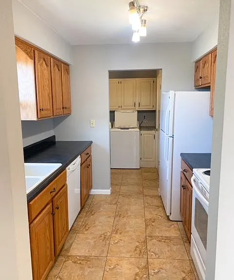 121 N Douglas St #D — Photo 4