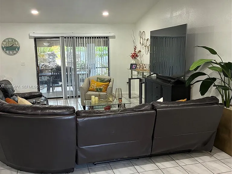 1660 N Audubon Dr — Photo 2