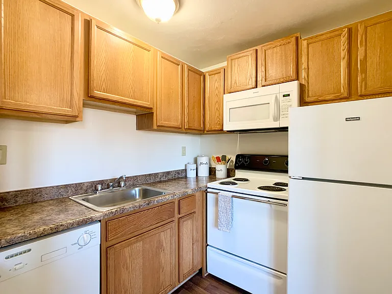 Enfield Gardens Apartments — Photo 11