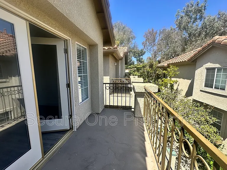 674 Warwick Ave — Photo 23