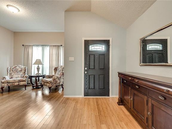 3rd image of 368 Bayberry Dr