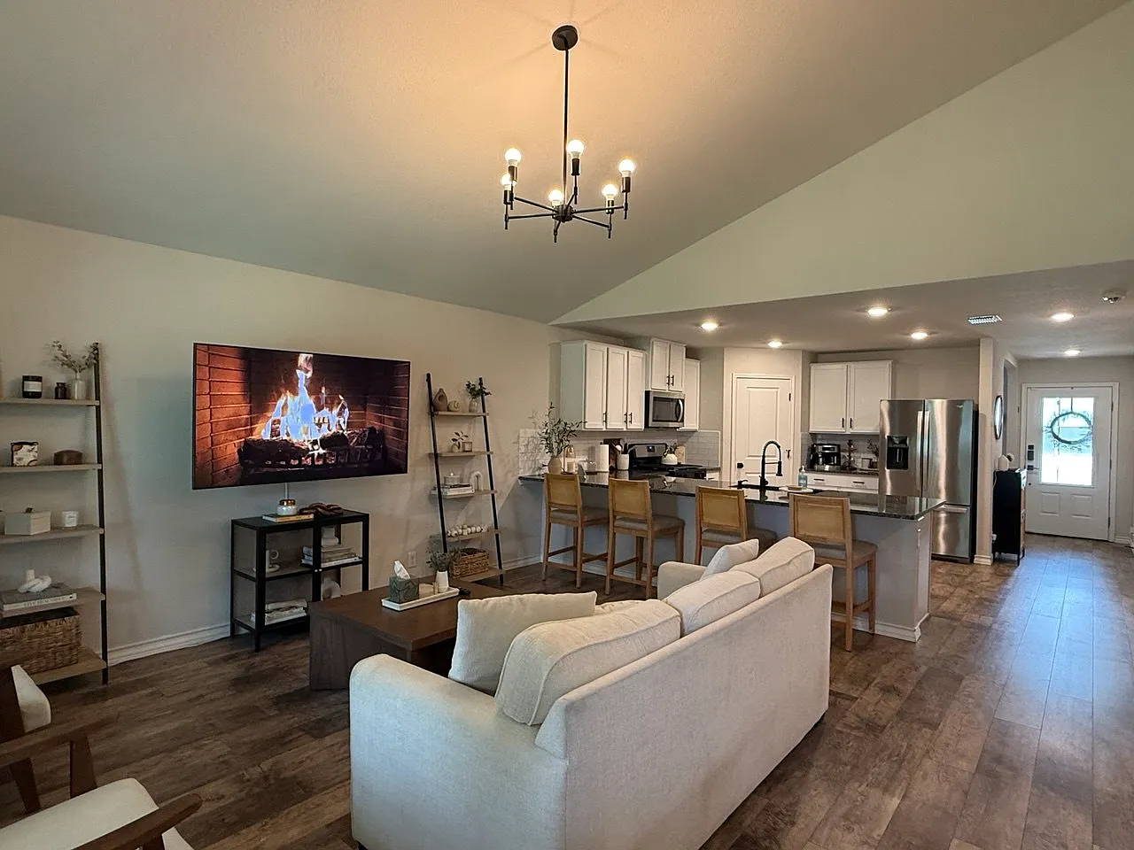 4 bed, 2323 sqft, $2,450 — Photo 3
