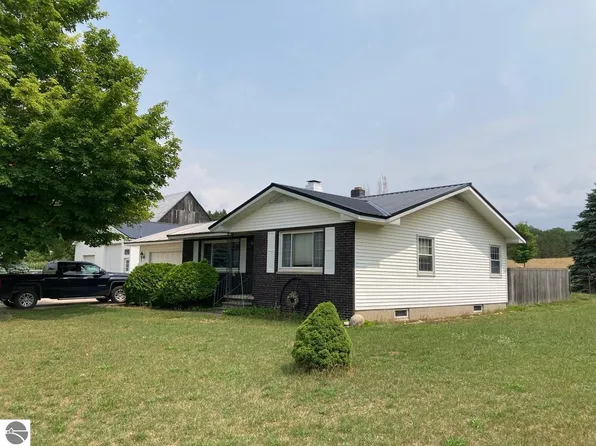 3430 N 19 1/2 Rd, Mesick, MI 49668