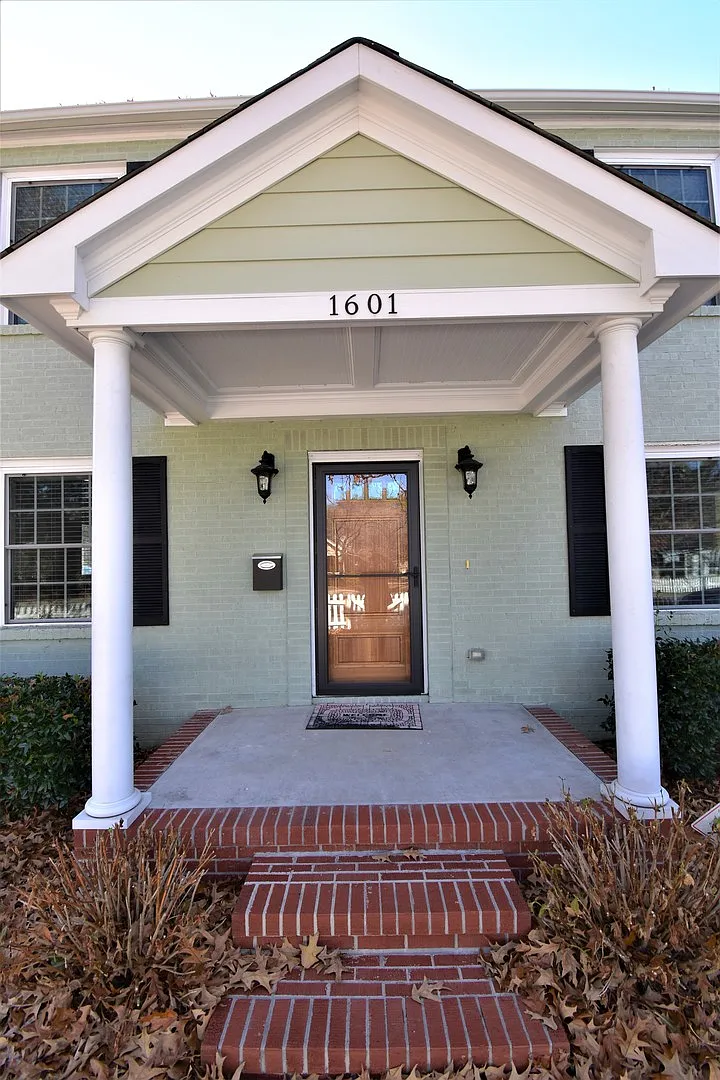 Coming Soon Renovated 4 Br/3 Ba Haymount Charmer (Pets Considered) — Photo 3