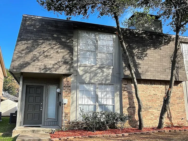 2209 Chase Ct — Photo 1