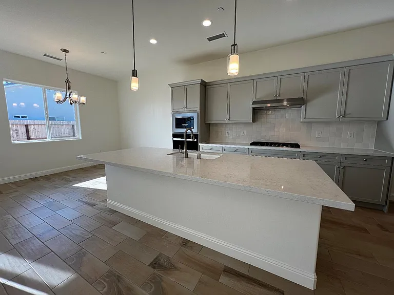 2112 Daffodil St — Photo 6