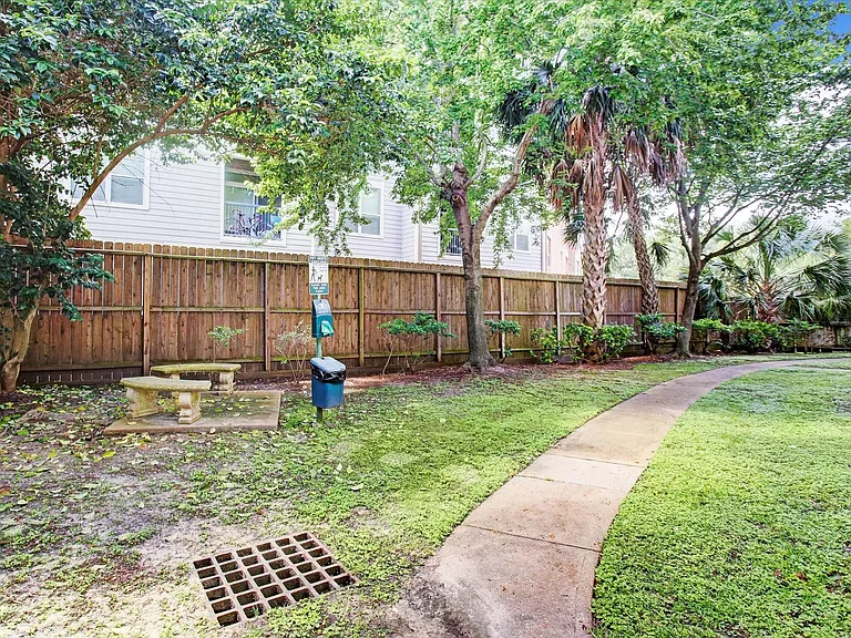 2255 Braeswood Park Dr #137 — Photo 2