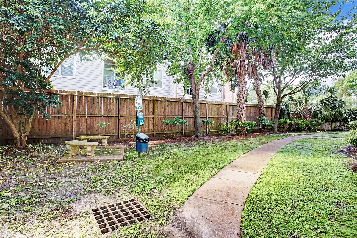 Building Photo - 2255 Braeswood Park Dr #137
