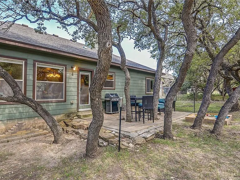 17106 Oak Cliff Cir — Photo 17