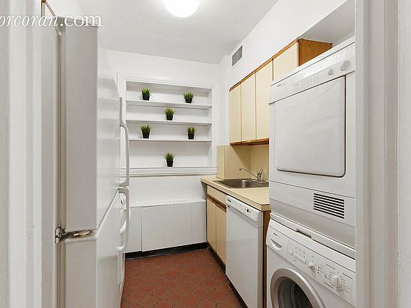 5th image of 203 E 72nd St APT 6D