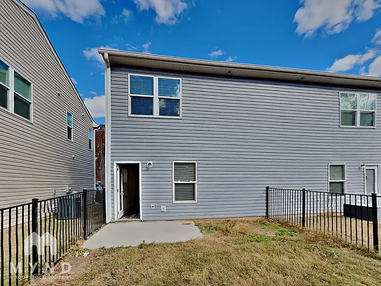 122B Fosters Glen Pl #B — Photo 17