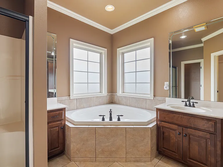 1300 Edge Valley Dr N — Photo 17