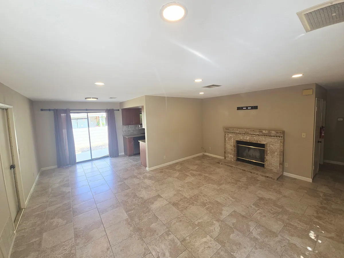 Building Photo - 616 W Graaf Ave #C