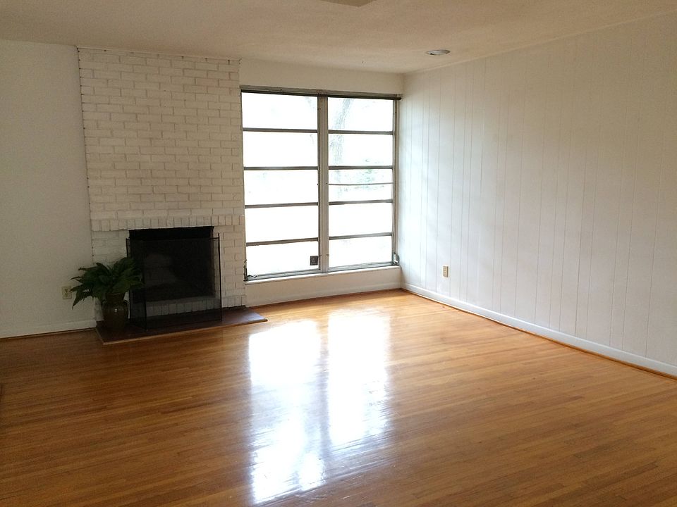 Living room w/ fireplace