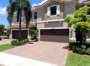 8420 Lakeview Trl, Pompano Beach, FL 33076