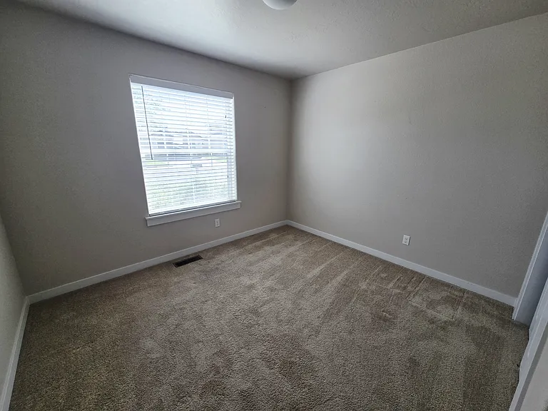 10604 Alpine St — Photo 9