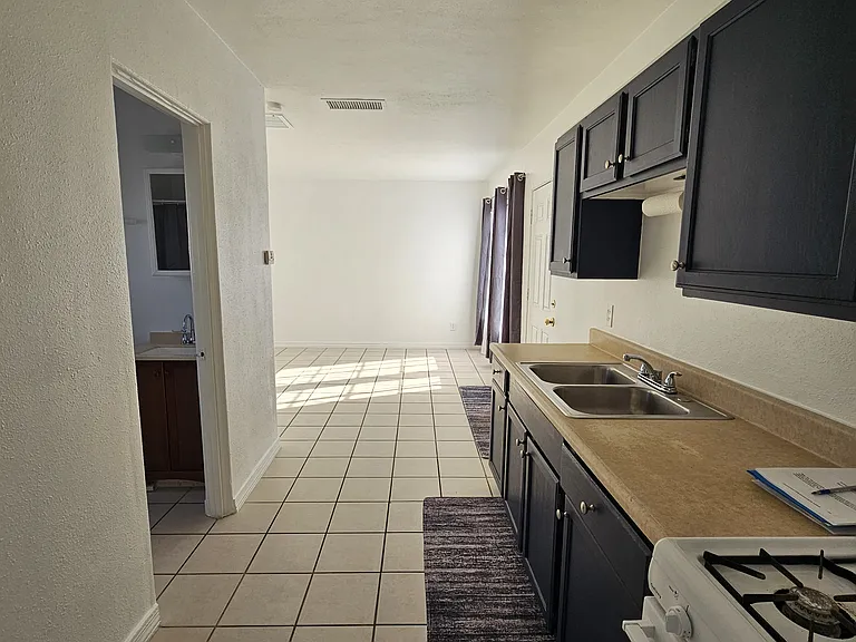 1934 E Adams St #5 — Photo 7
