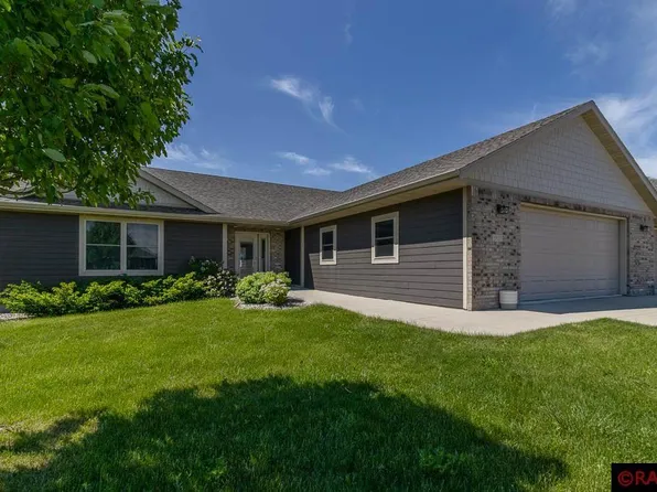1933 Lexington Ln, North Mankato, MN 56003