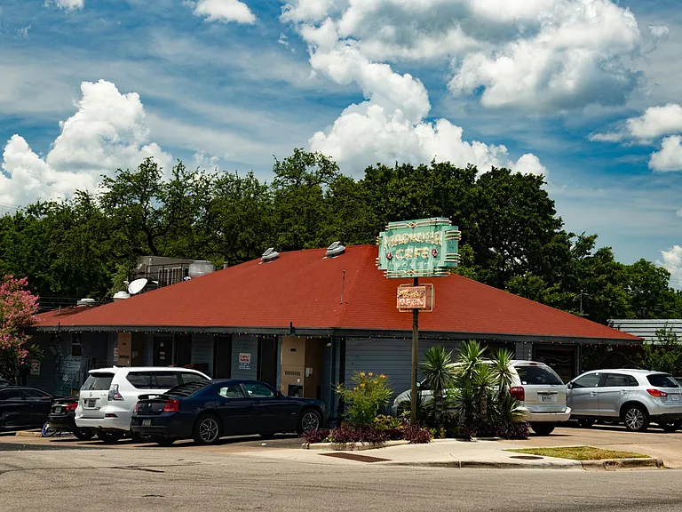 Magnolia Cafe (10 min walk)