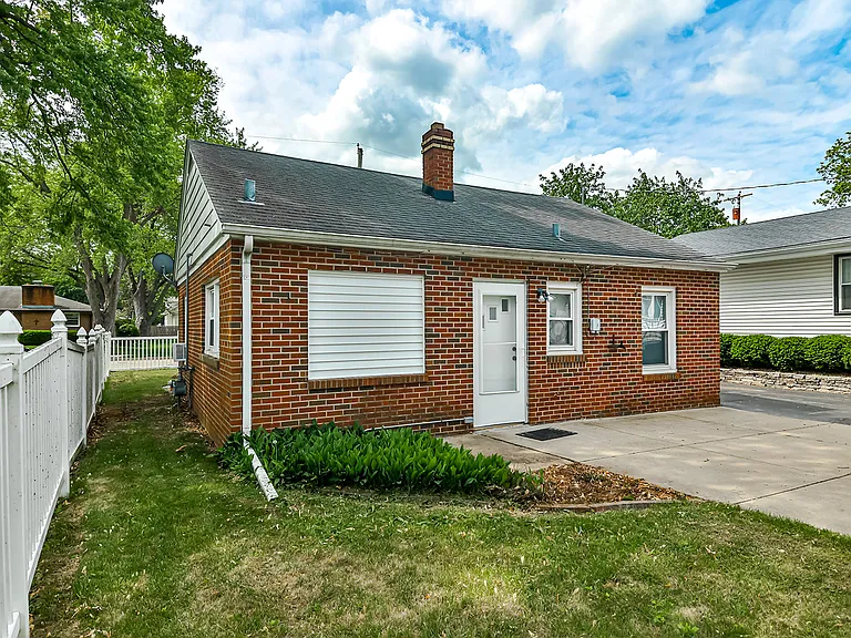 304 Merrill Ave — Photo 5