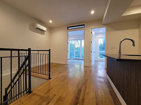 4th image of 1544 Putnam Ave #1B