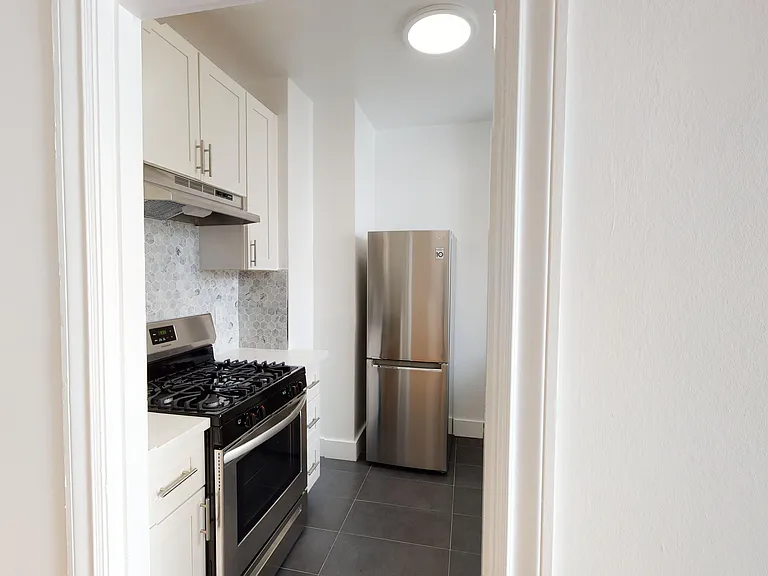2844 Lyon St — Photo 4