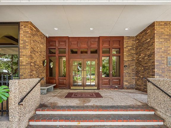 2nd image of 929 N Astor STREET #2307