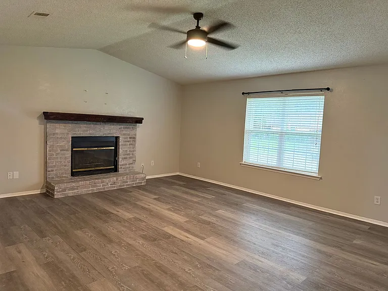 3710 Pratt Dr — Photo 4