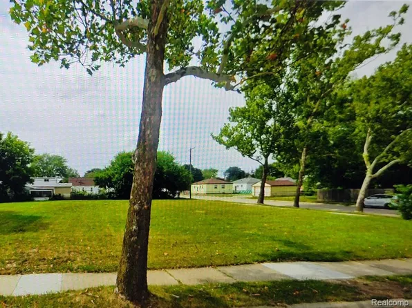 24675 Valley Ave, Eastpointe, MI 48021