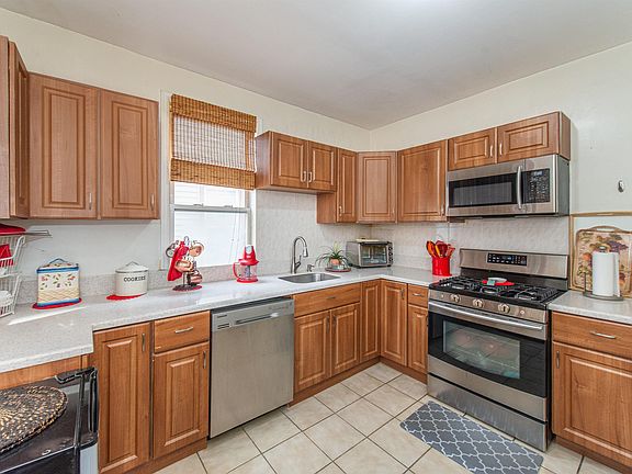 4th image of 24 Llewellyn Ave