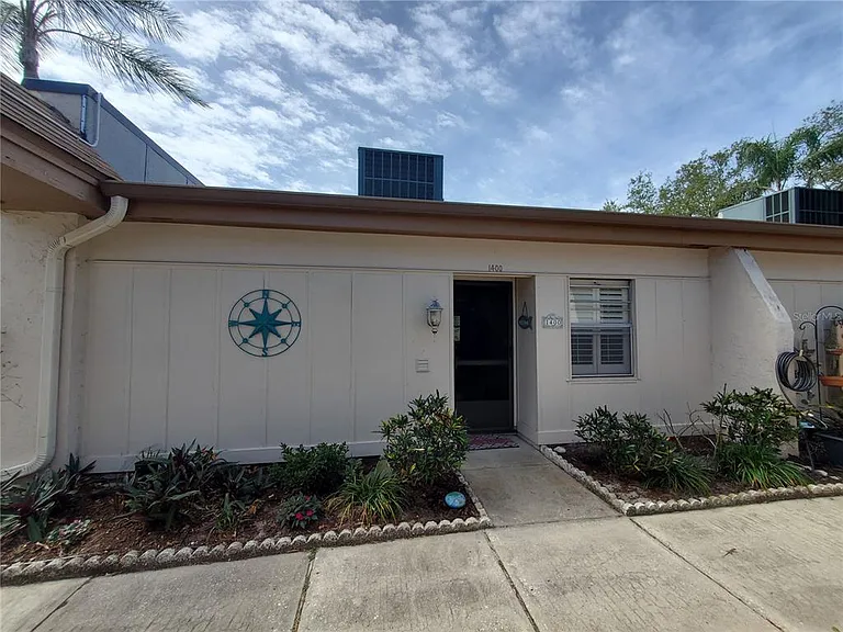 1400 Arrowhead Cir W — Photo 1